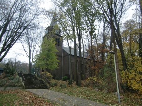 Neukirchen-Vluyn : Geldernsche Straße, im Ortsteil Rayen befindet sich auf einer Anhöhe des Rayener Berges die evang. Johanniskirche zu Rayen.